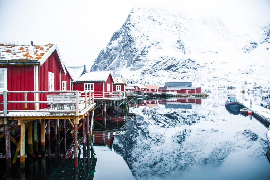 Photo de rivière en Norvège avec des bâtiments