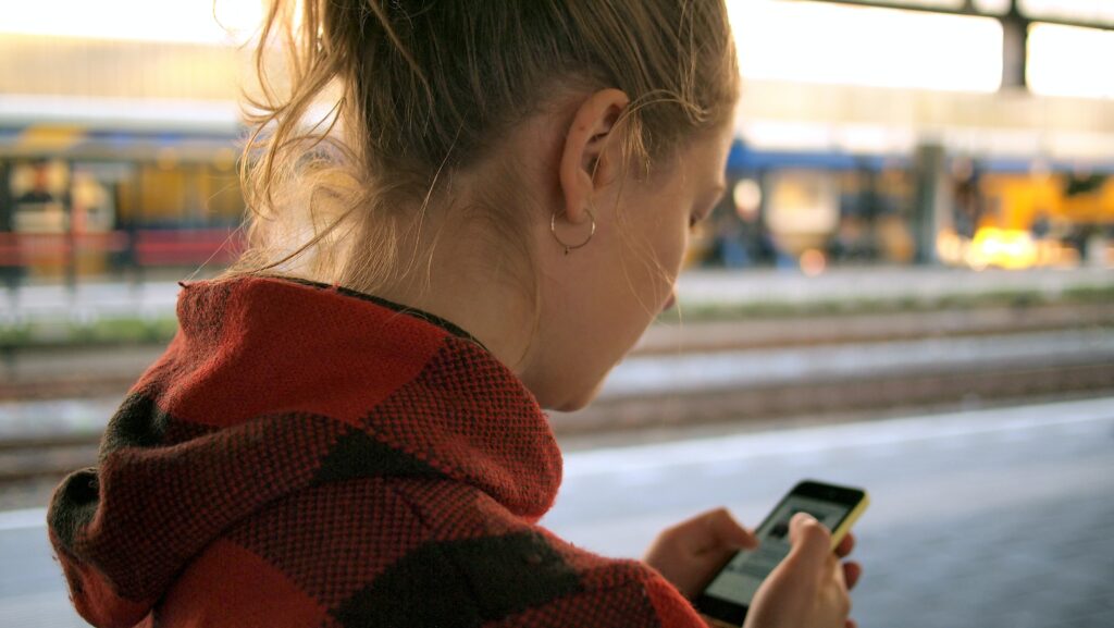 Une jeune femme qui regarde son téléphone