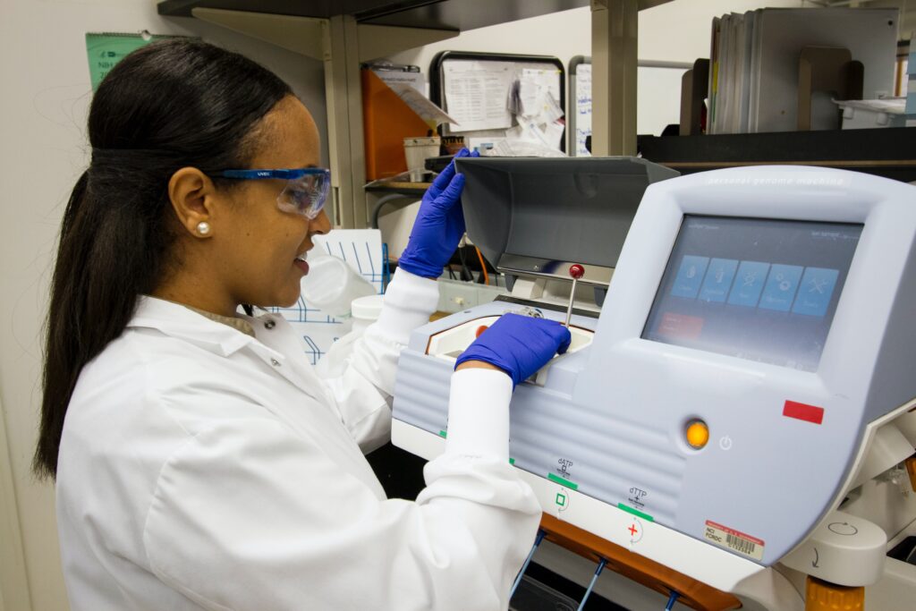 femme qui porte une blouse scientifique