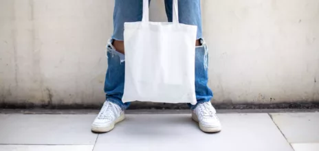 homme tenant un sac ent oile Image de Mediamodifier sur Unsplash