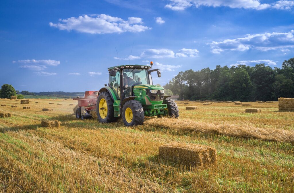 tracteur sur un champ - Image de Randy Fath sur Unsplash