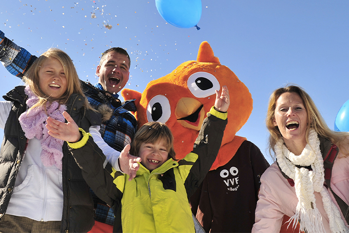 Famille devant la mascotte VVF