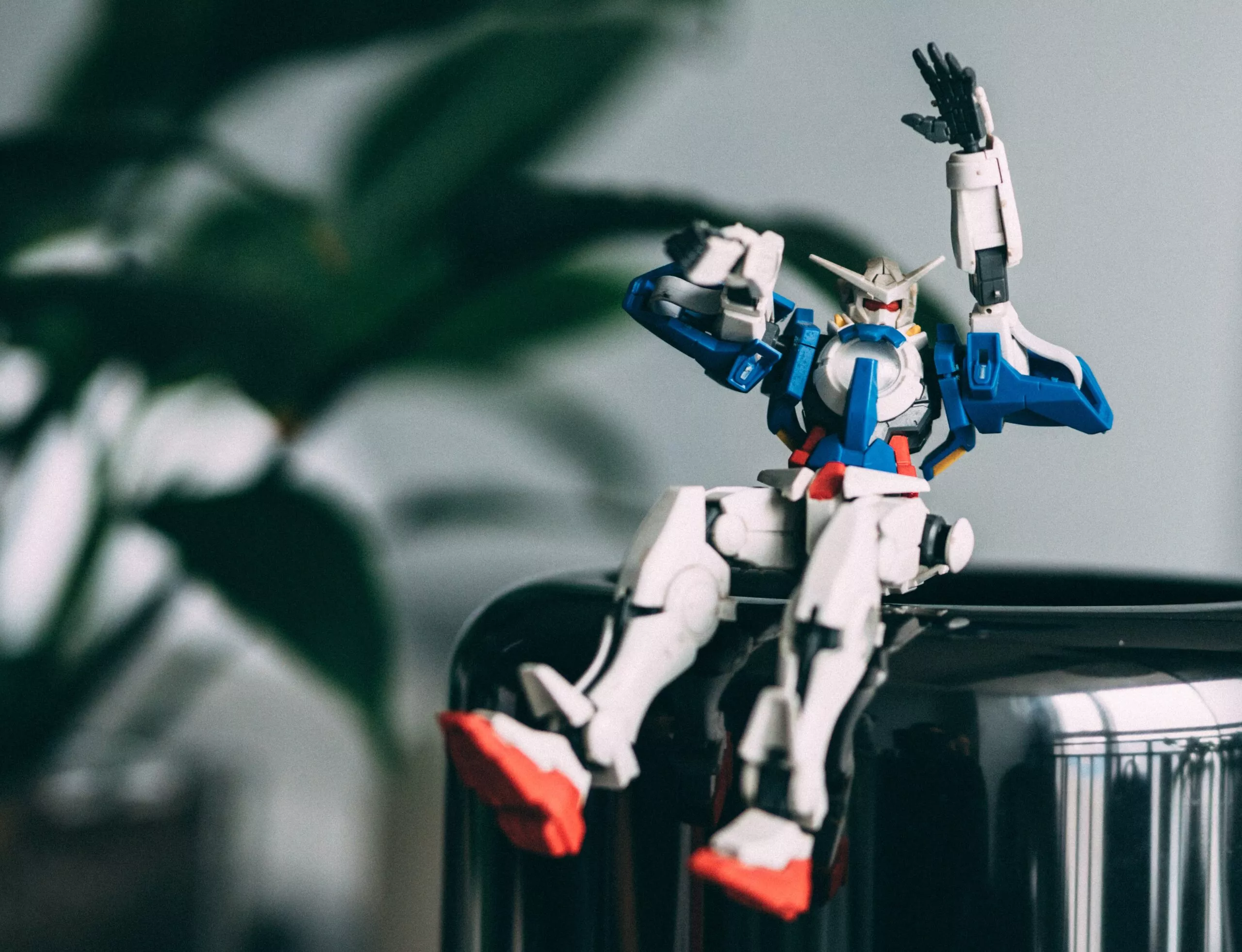 Gundam miniature assis sur un objet Image de Samule Sun sur Unsplash