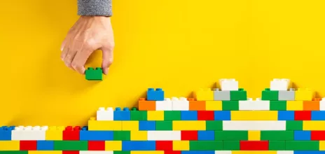 Architecture microservices symbolisée par des légos