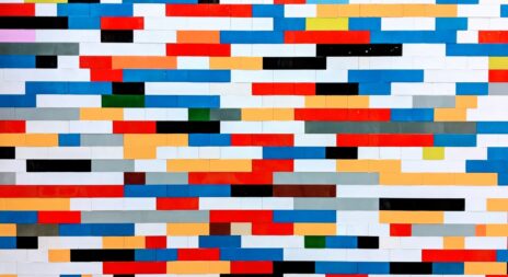 Architecture microservices symbolisée par des légos