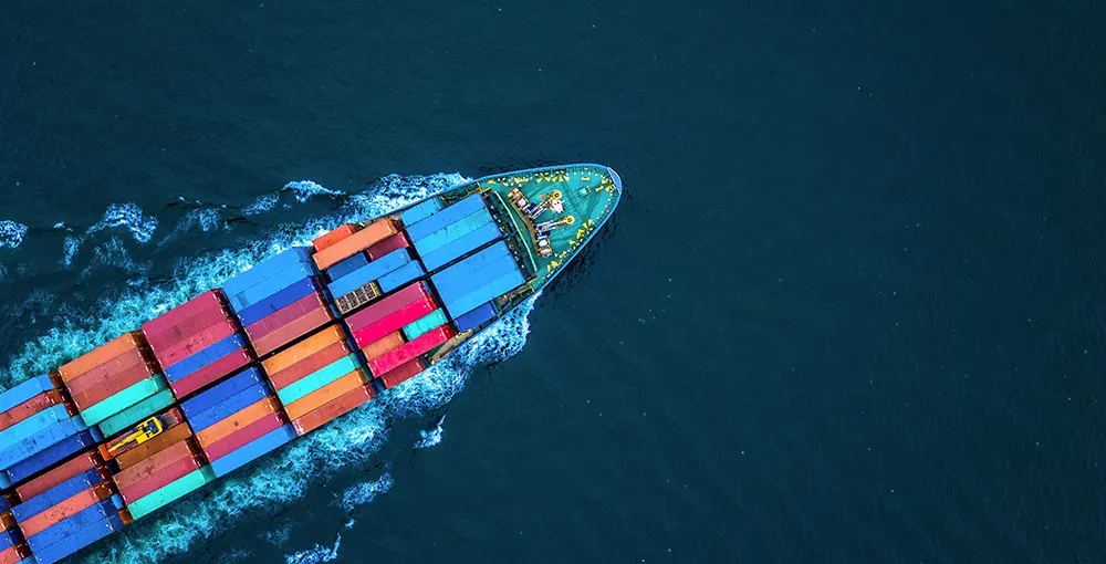 cargo rempli de containers import/export