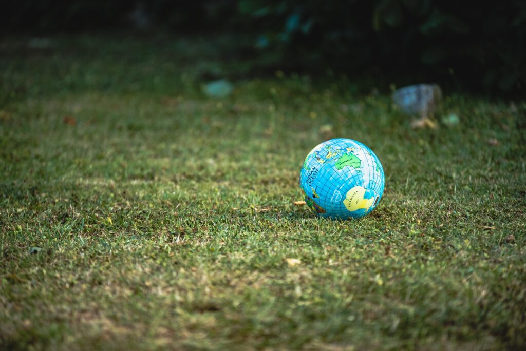 planisphère sur l'herbe - Image de Guillaume de Germain sur Unsplash