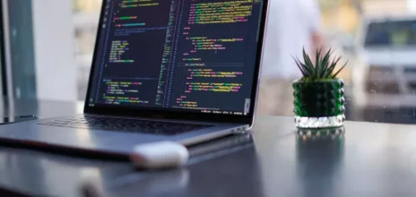 ordinateur avec avec code informatique - Image de Charles Deluvio sur Unsplash