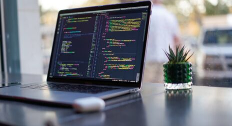 ordinateur avec avec code informatique - Image de Charles Deluvio sur Unsplash