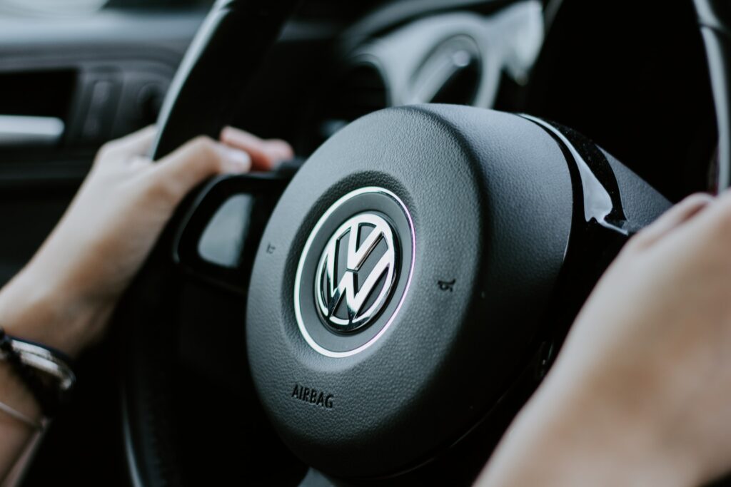 Un conducteur au volant d'une voiture Volkswagen.