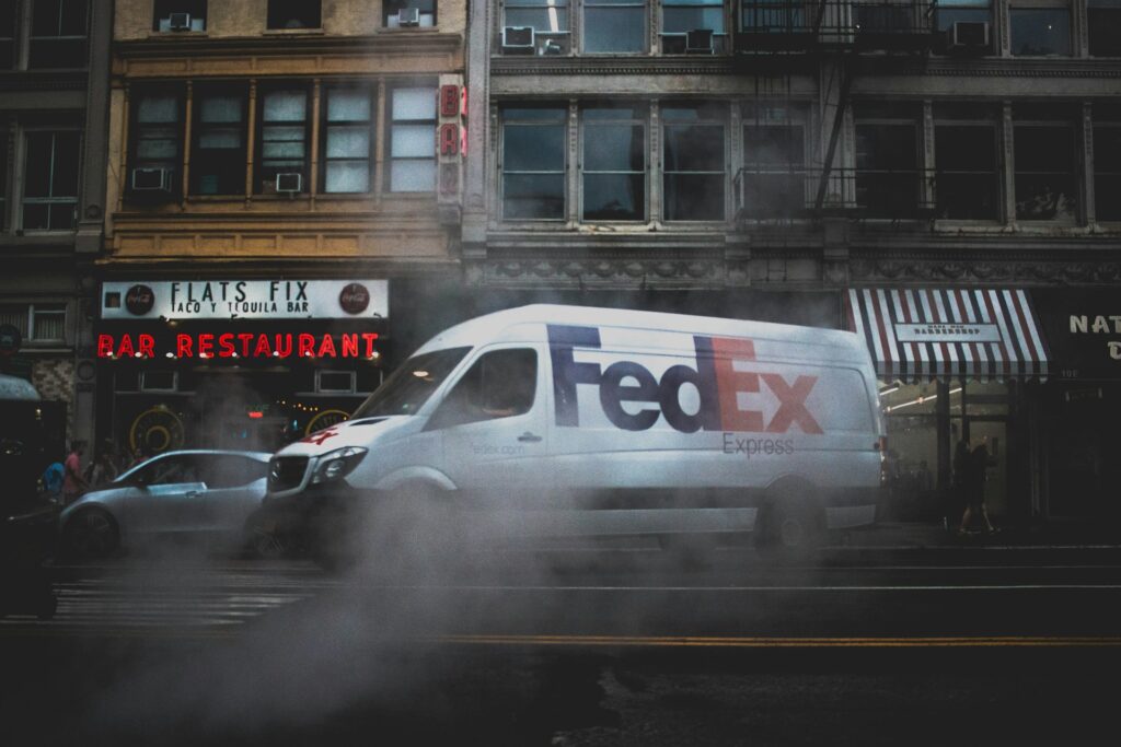 Véhicule FedEx qui se gare dans la rue durant une livraison.
