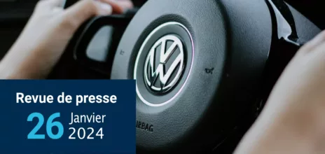 Conducteur au volant de sa voiture.