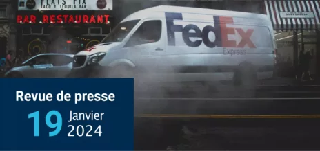 Véhicule FedEx qui se gare dans une rue pour une livraison.