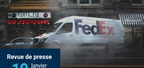 Véhicule FedEx qui se gare dans une rue pour une livraison.