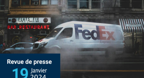 Véhicule FedEx qui se gare dans une rue pour une livraison.