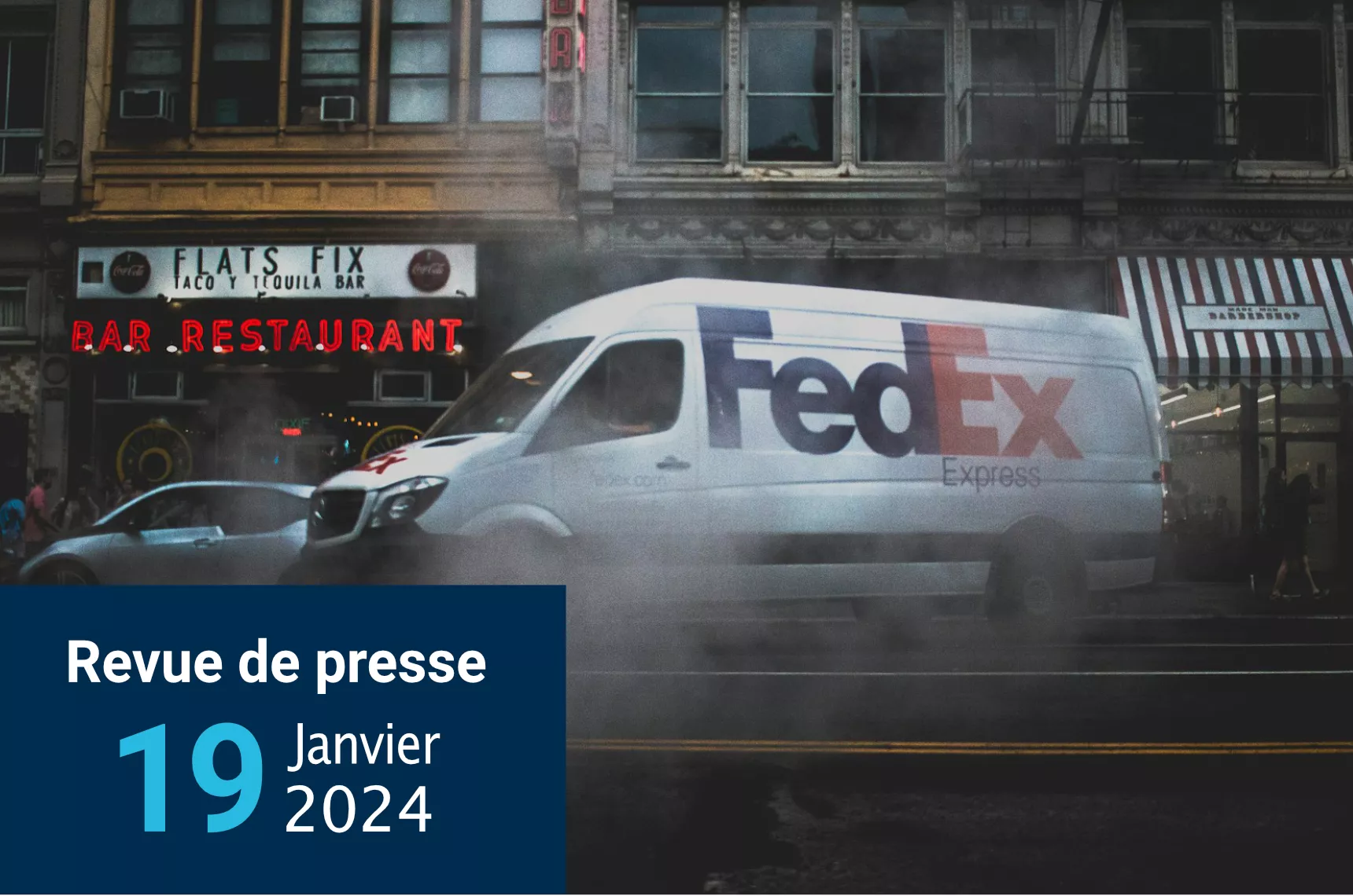 Véhicule FedEx qui se gare dans une rue pour une livraison.