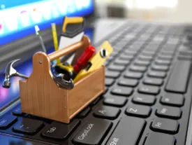 Une petite boite à outils posée sur un clavier d'ordinateur.