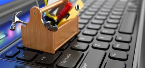 Une petite boite à outils posée sur un clavier d'ordinateur.