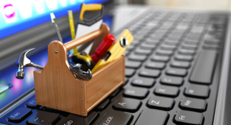 Une petite boite à outils posée sur un clavier d'ordinateur.