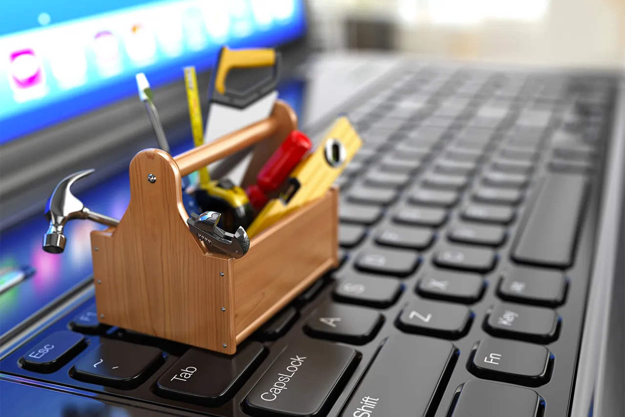 Une petite boite à outils posée sur un clavier d'ordinateur.